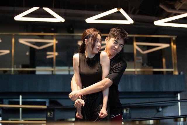 张天爱与绯闻男友同回酒店形影不离，女方：回到家第一件事拉窗帘