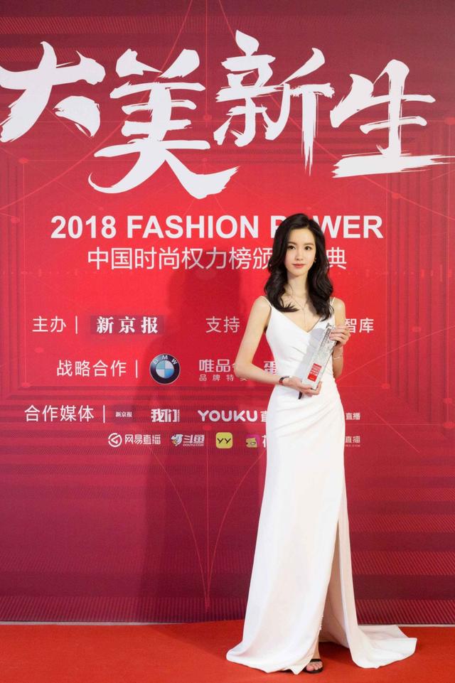 陈都灵V领豹纹拼接裙，搭配高筒靴，漂亮的美腿太好看