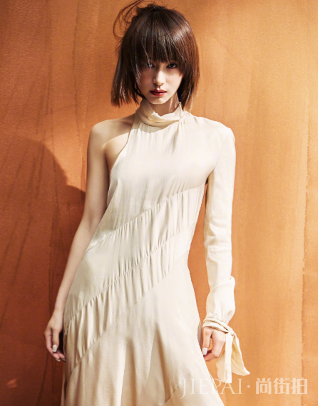 王子文最新衣品来袭,军绿色外套穿出了霸气感