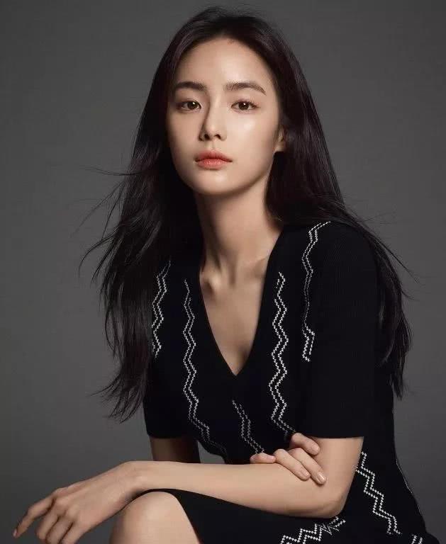 这位美女拥有可清纯可冷艳的五官，被力捧为“最新整容模板”