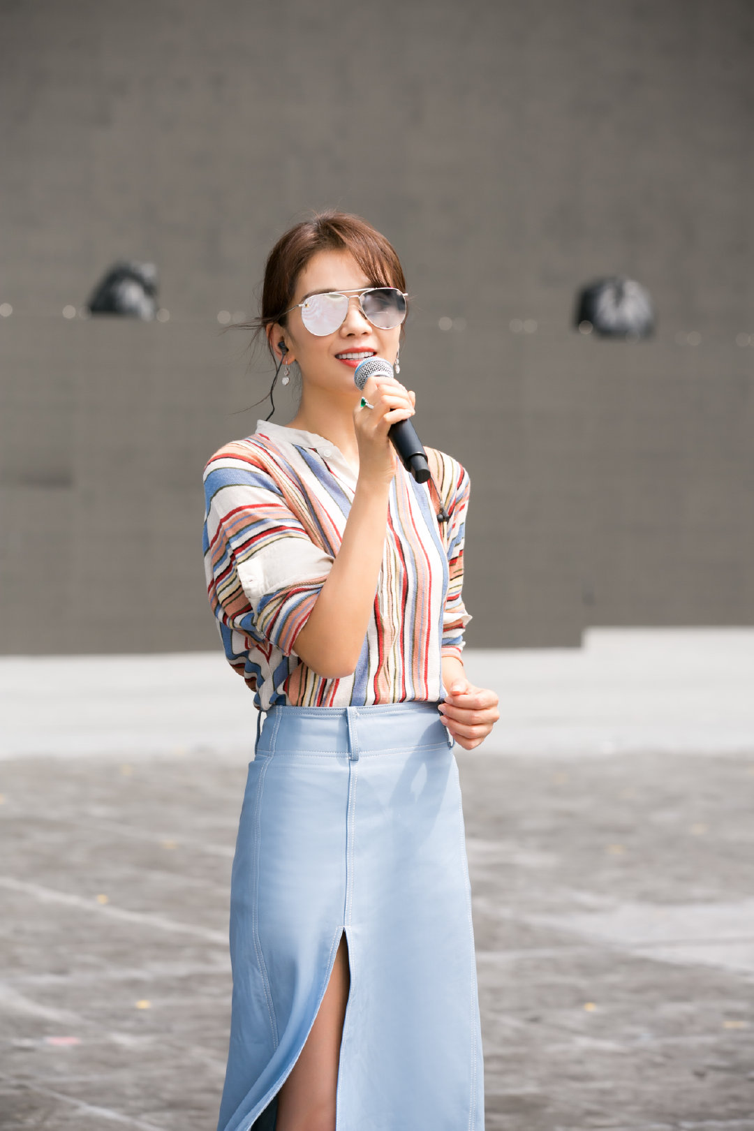 刘涛中秋晚会彩排，条纹衫搭配半裙小蛮腰太好看，砖头鞋夸张又有型