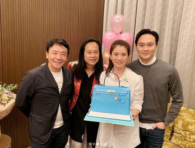 48岁袁咏仪与众好友庆生,老公张智霖不送包送“转运锦鲤”