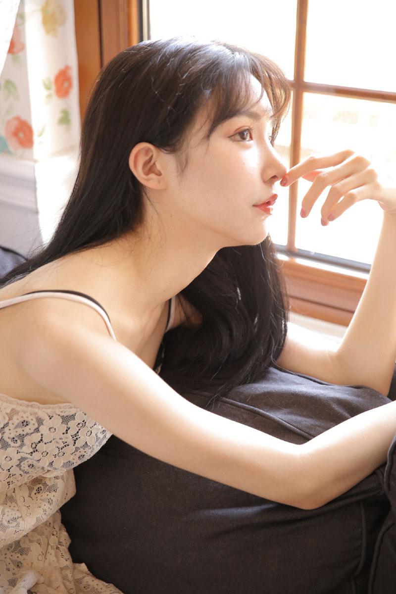 穿着簿纱裙的性感尤物美女照片吊带诱惑图片