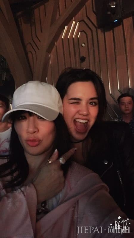 钟丽缇大女儿近照曝光，混血颜值撞脸多明星，颜值不输妈妈