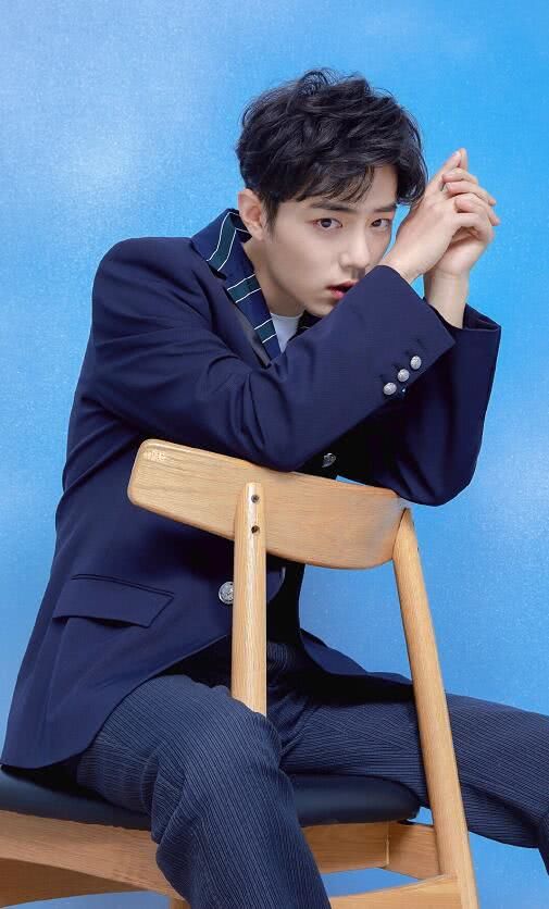 肖战拍时尚杂志，穿白色羽毛裤，大哥哥也太好看了吧