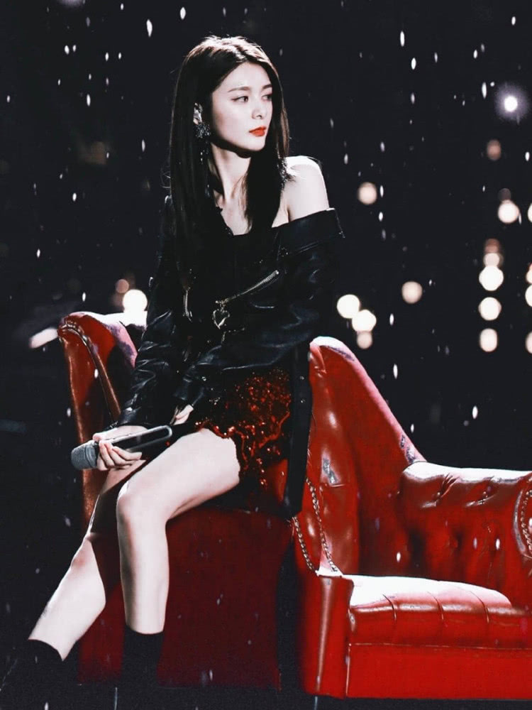 傅菁穿小黑裙秒变腿精,美出新高度