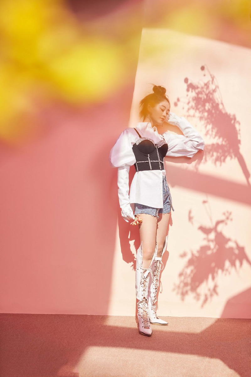 祝绪丹粉色上衣甜美优雅时尚迷人写真图片