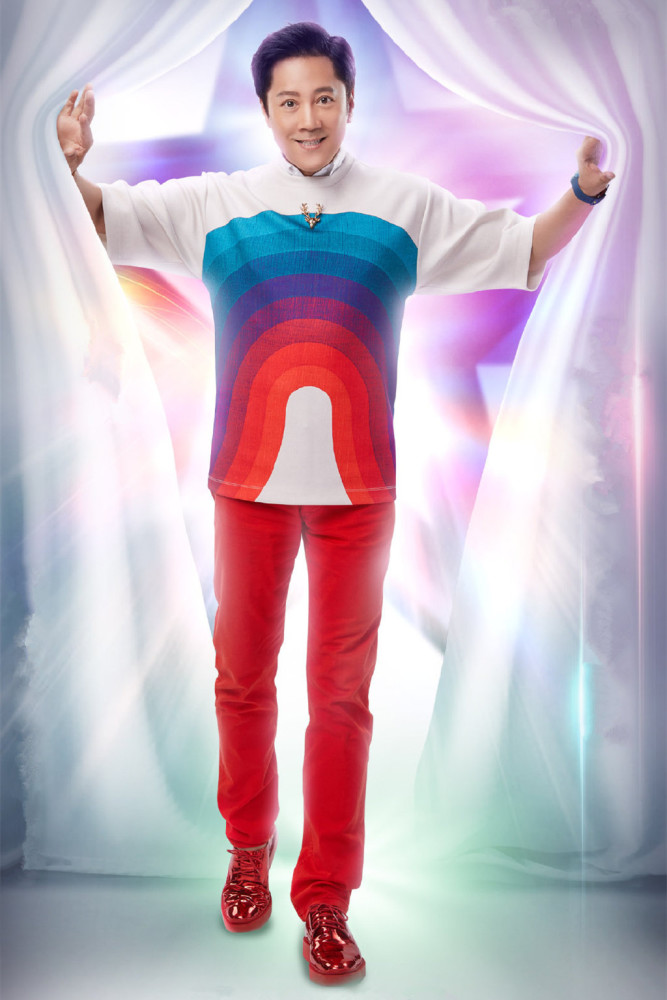 蔡国庆穿印花装搭凉拖清凉走机场,潮味不减当年