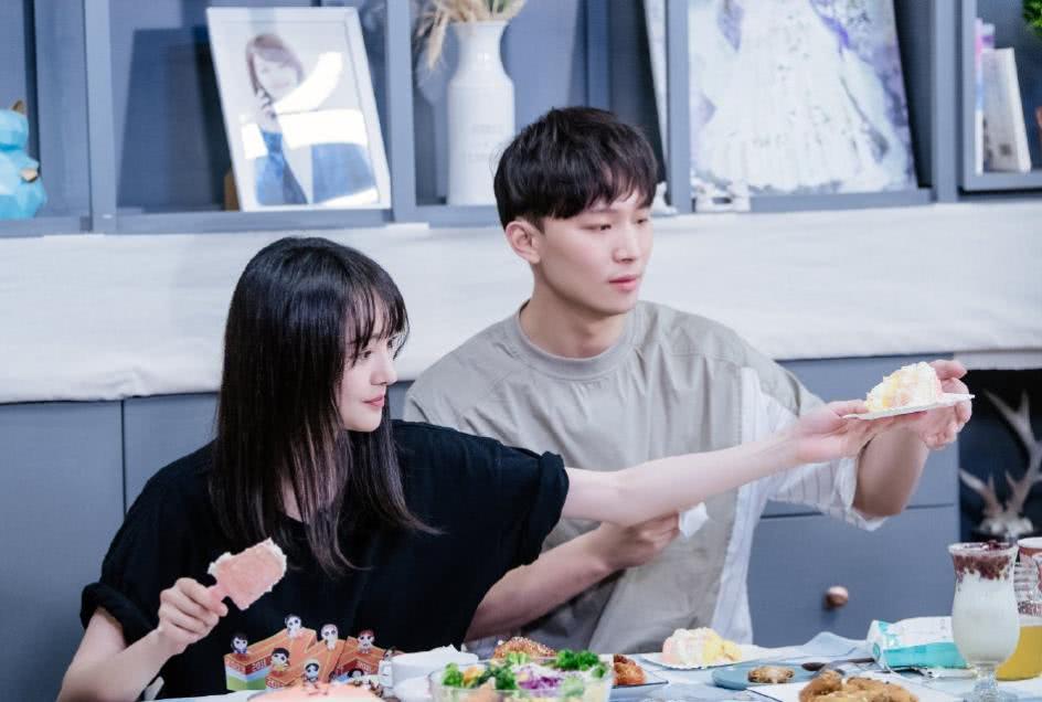 《女儿们的恋爱》约会造型,徐璐时髦,郭碧婷文艺,郑爽最随意