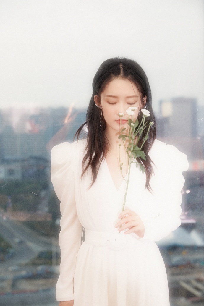 李沁手拿鲜花穿白裙仙气漂漂写真图片