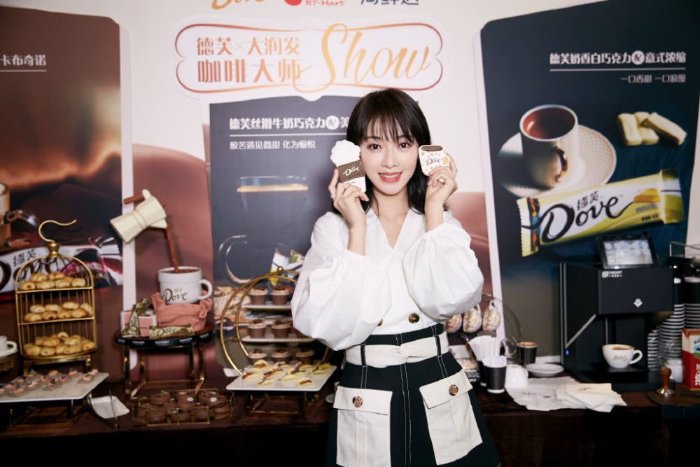 吴谨言剪空气刘海,穿灯笼袖上衣配短裤,美成18岁少女