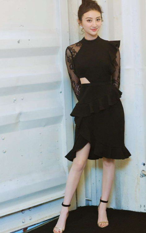 景甜黑色花瓣裙秀曲线身材，扎丸子头知性优雅