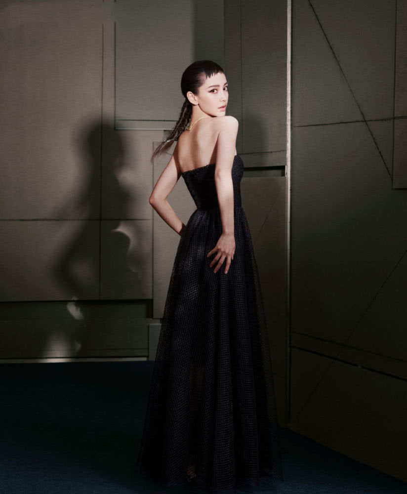 Angelababy赫本风大片油头造型又飒又A，眼神凌厉超迷人