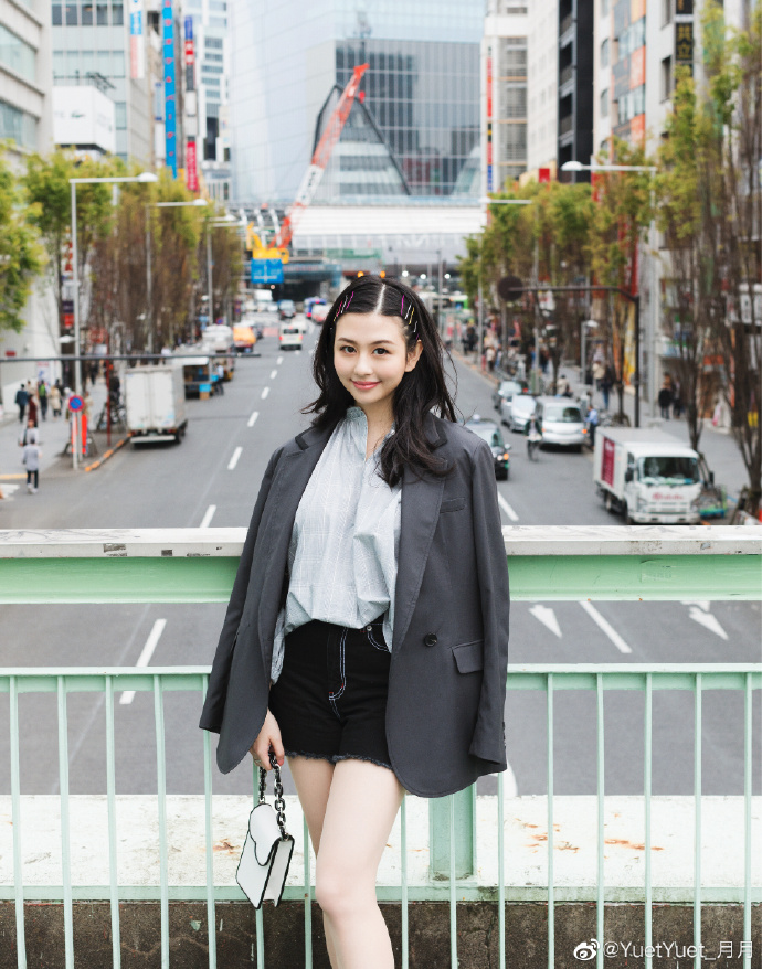 邱淑贞18岁女儿又晒自拍了，长大后的她甜美可爱颜值优秀