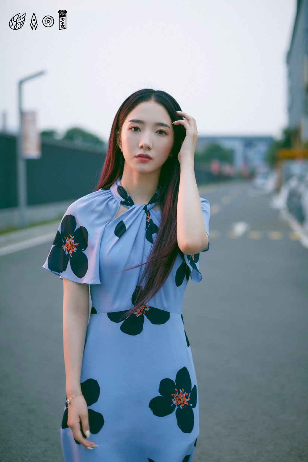 孟美岐清新干练可爱爆击写真图片