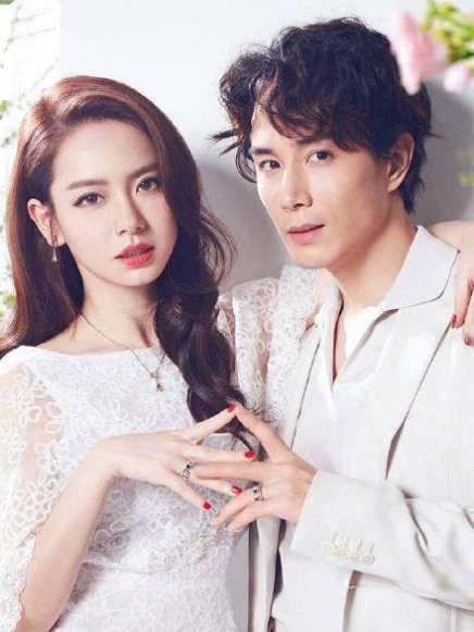 戚薇李承铉相拥而睡,戚薇在镜头下却掀被子下床