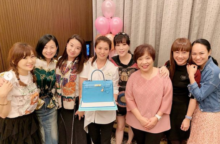 48岁袁咏仪与众好友庆生,老公张智霖不送包送“转运锦鲤”