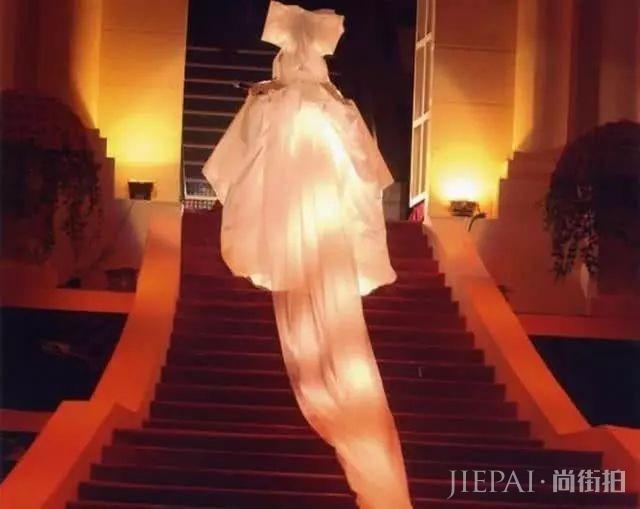 梅艳芳告别演唱会，含泪倒在刘德华怀里，谁注意到婚纱里的东西？