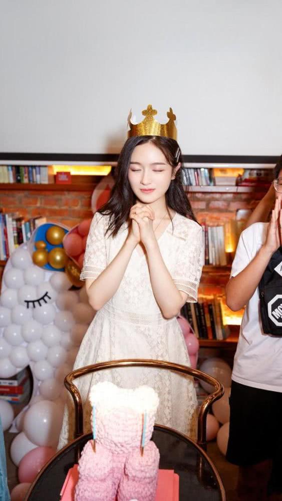 李兰迪20岁生日会上穿蕾丝连衣裙，竟然美成了童话里的“小公主”