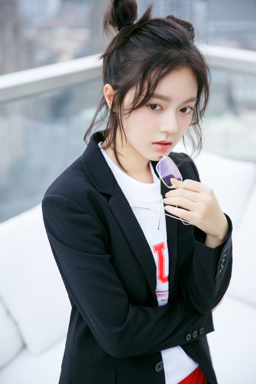 赵今麦可甜可盐的西服写真图片