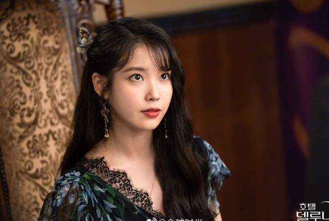 李知恩也太适合复古风了吧！8套造型演绎，名媛范太迷人