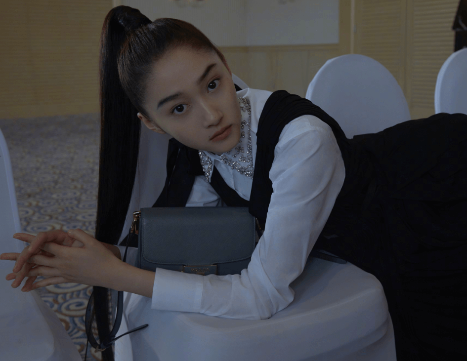 关晓彤换了眉形,终于由土妞变成了洋气