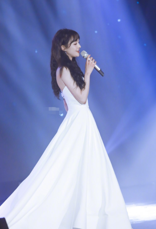 “腕线过裆”成为好身材标准？郑爽意外胜过关晓彤成最好身材女明星