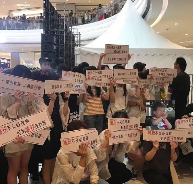 杨幂被粉丝抵制新剧进退两难,刘恺威抱小糯米现身街头甜蜜温馨