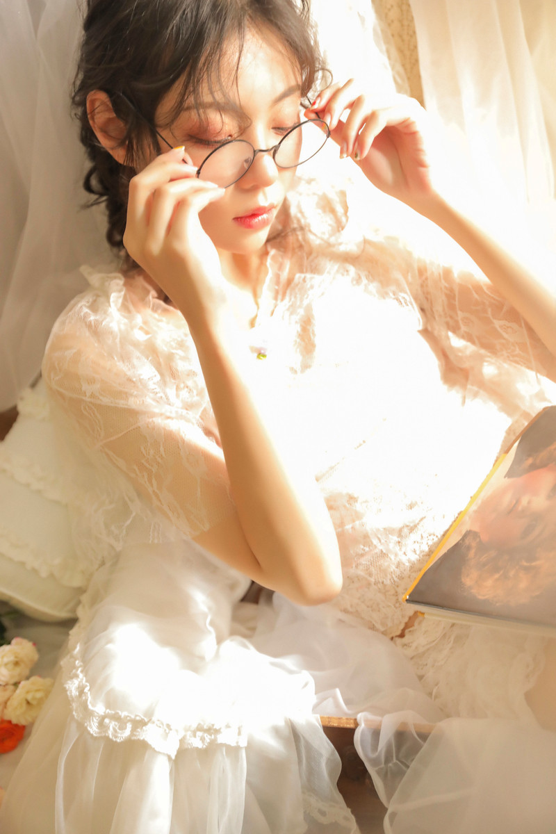 穿蕾丝裙的美女慵懒看书性感诱人写真图片