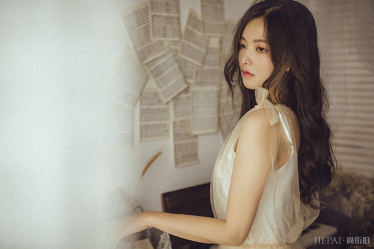 温柔长发美女性感唯美艺术写真图片