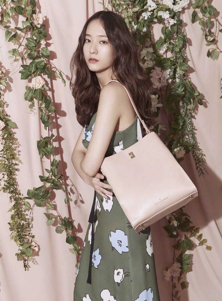 长相精致是什么感觉，看郑秀晶实力演绎女神，小v脸精致五官