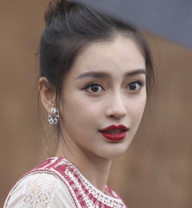 时装周女明星生图：郑爽瘦到眼睛凹陷，沈月玩突破，孟美岐成路人