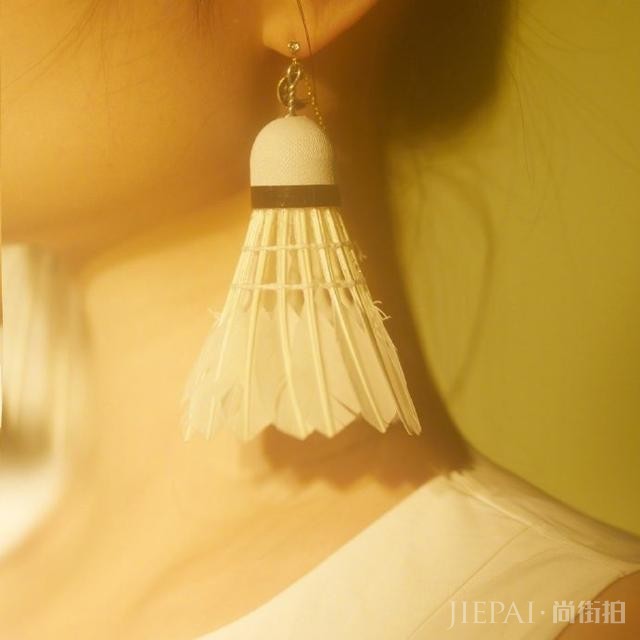 徐冬冬将羽毛球做成了耳环还披着身上 ,却着实好看