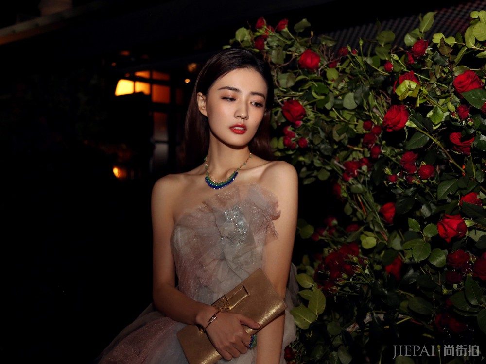 徐璐身穿一袭抹胸礼服，恋爱后越发性感！