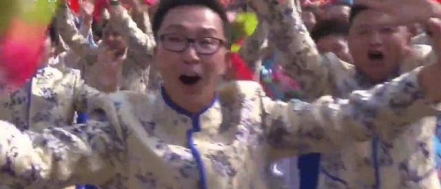 郎朗抛飞吻,冯远征比心,“跳水皇后”十年2次参加方阵太幸运
