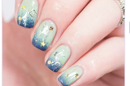 清爽的渐变美甲教程,打造蓝色海水的迷人质感
