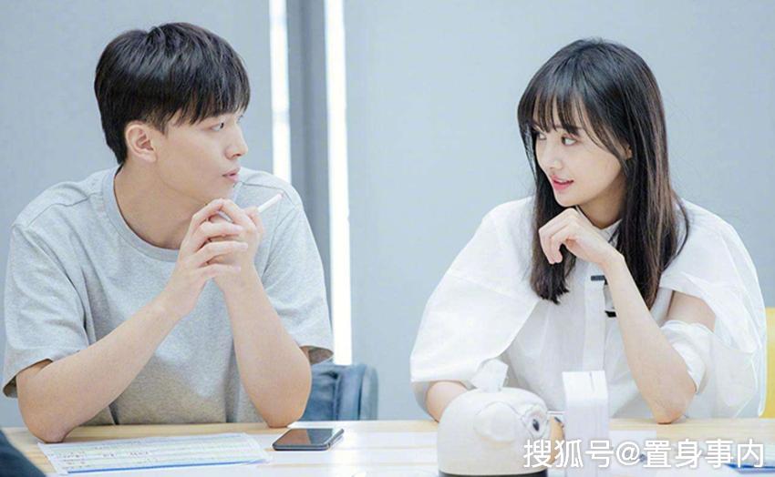 郑爽模样大变疑似整容,撞脸于小彤被嘲像网红,还是当年的她看好
