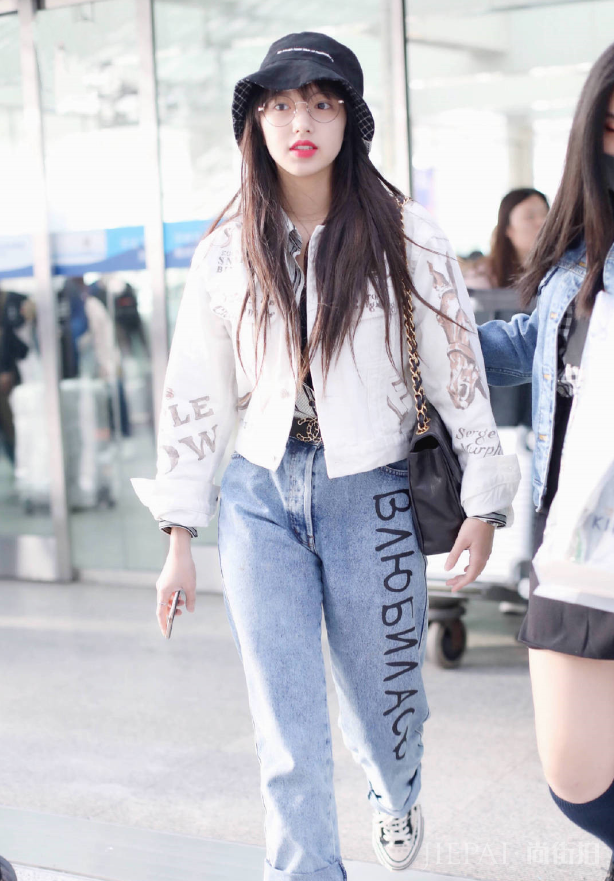 程潇这件裙子加上CHANEL的腰带,这位漂亮小姐姐也太好看了吧