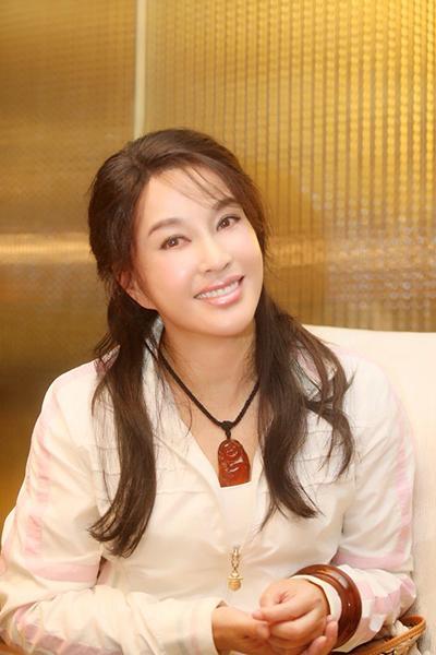 出道40年拿过5个影后,四婚嫁入豪门,如今63岁被宠成公主!