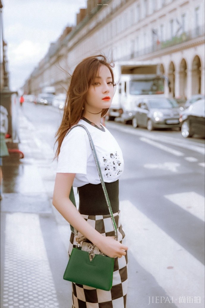 迪丽热巴街拍图片好奢侈，穿6650T恤配3万拼色半身裙，蚂蚁腰太惊艳