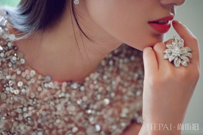 黄圣依钻石白裙优雅万千，完美侧颜相当吸睛