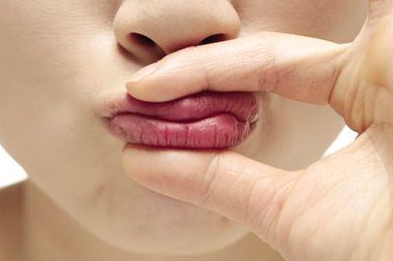 换季嘴巴起皮，化妆都成“灾难”？记住3点，让你拥有“少女唇”