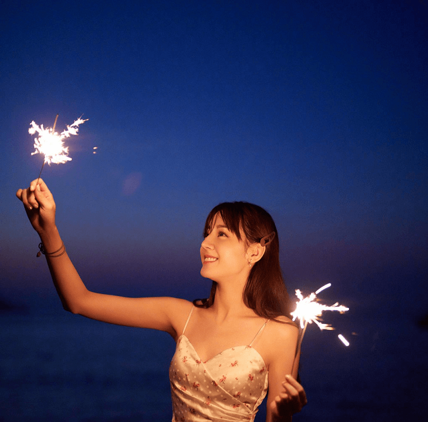 迪丽热巴现身韩国走秀，穿衣风格变化明显，颜值获韩媒高度肯定