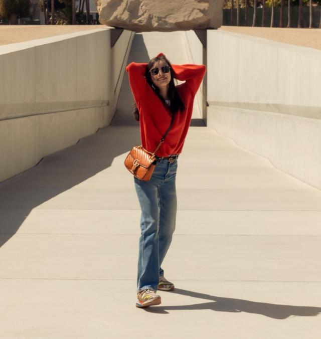 倪妮教你用红色毛衣搭配直筒牛仔裤简单穿出复古风，怎么拍都好看