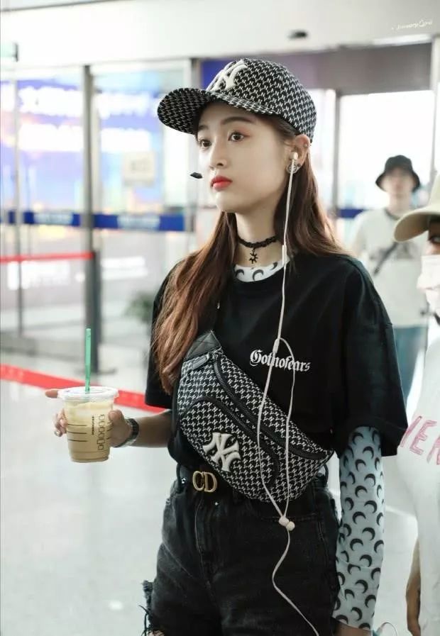 吴宣仪机场街拍：这样漂亮的一张脸随便穿什么都好看