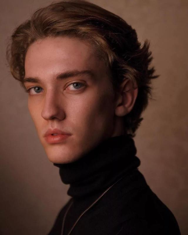 美得像天鹅的男孩,侧颜也同样惊世卓绝,这是什么人间绝色?
