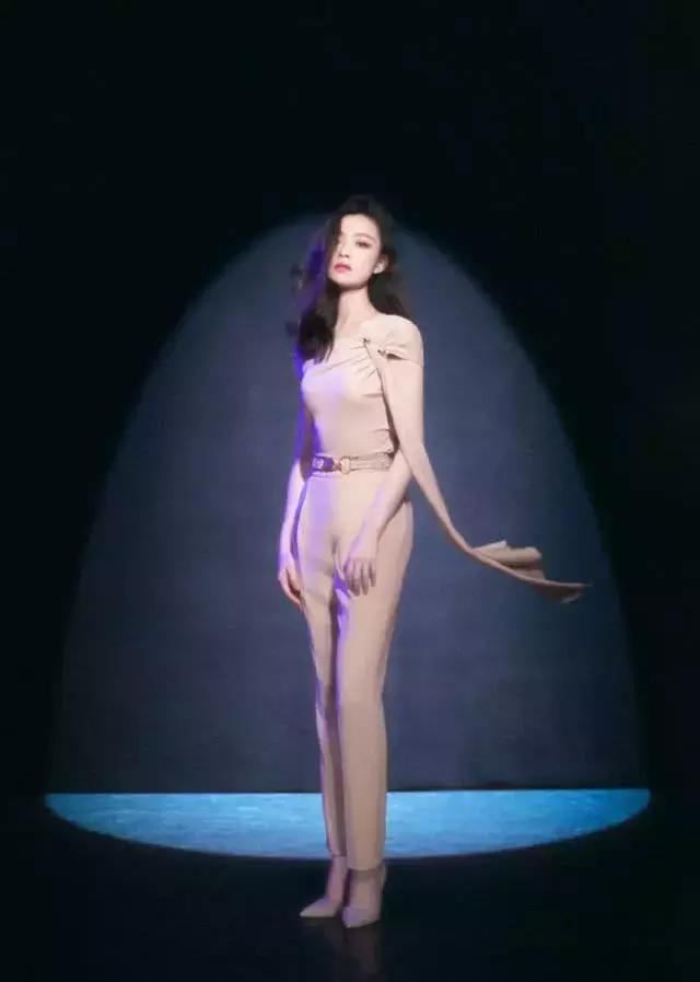 有种撩人叫倪妮的“隐形衣”，明明一丝不露，却看得小心脏砰砰跳