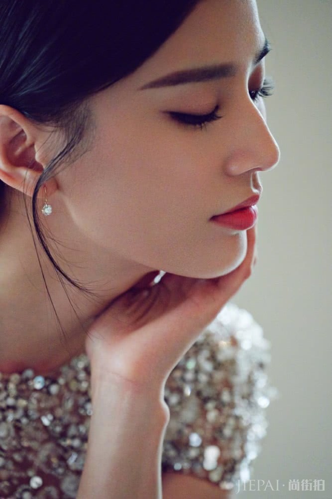 黄圣依钻石白裙优雅万千，完美侧颜相当吸睛