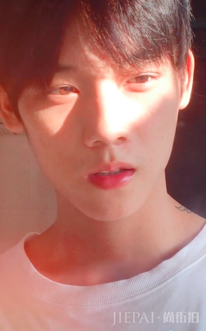 这是鹿晗失散多年双胞胎兄弟吗,不仅长相一样,气质也相同