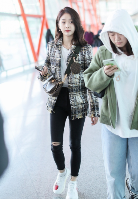 吴宣仪这裤子也太紧了吧,效果却出奇的好,年轻就是无敌